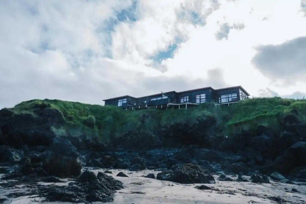 Cascade glaciaire et formations rocheuses géologiques bizarres en Islande