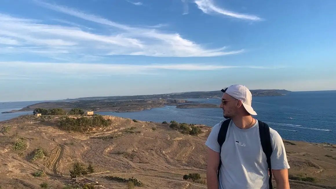 Mann på Malta (Joe) med utsikt over Middelhavet fra Gozo