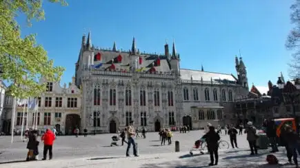 Uma linha de casas e lojas tradicionais na Bélgica