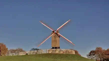 Segurando um waffle perto de um canal na Bélgica