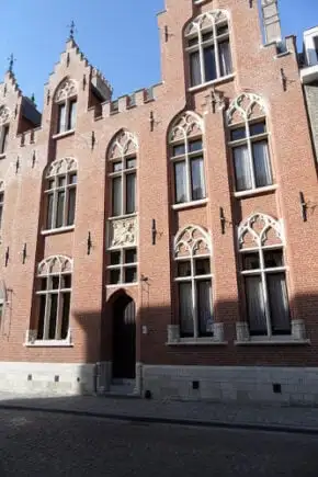 Uma pessoa sorridente em uma rua antiga com Bruges