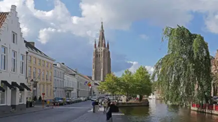 Uma linha de casas, cafés e lojas tradicionais na Bélgica