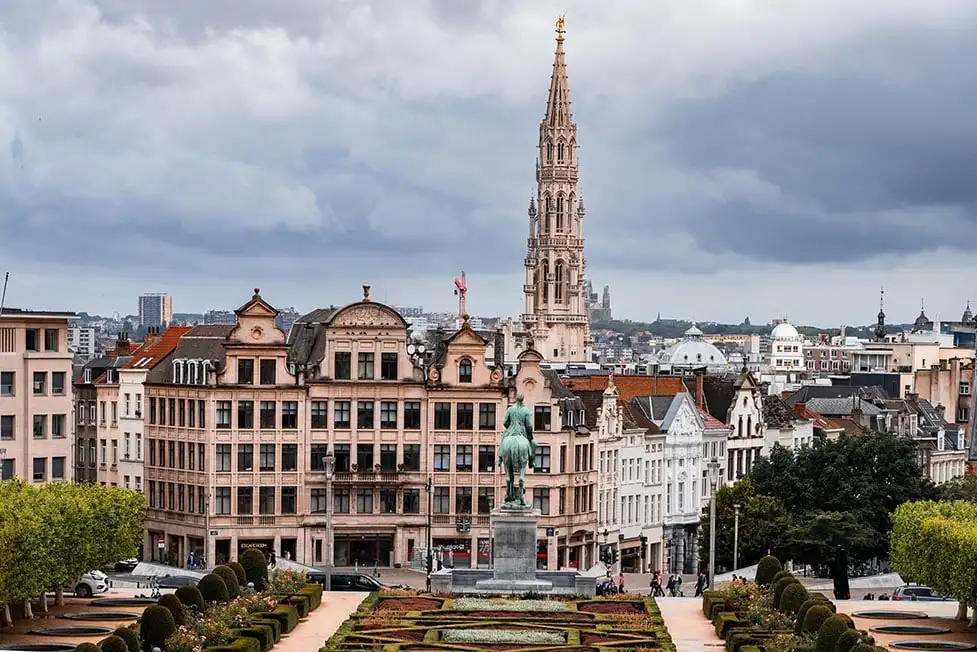Uma vista do Mont des Arts, parque de Bruxelas com seus edifícios de estilo barroco, fonte, jardim e a famosa estátua equestre do rei Alberto I.