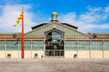 Regardant vers la colline de Montjuic à Barcelone, Espagne