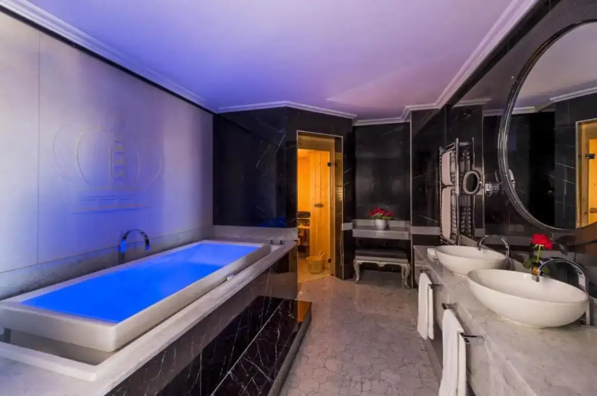 Люкс в отеле The W London Leicester Square