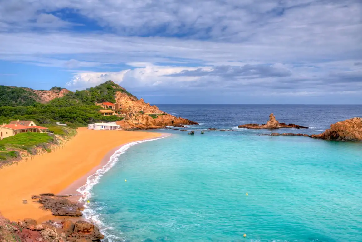 un double arc-en-ciel éclairant un ciel d'orage dans les îles Canaries