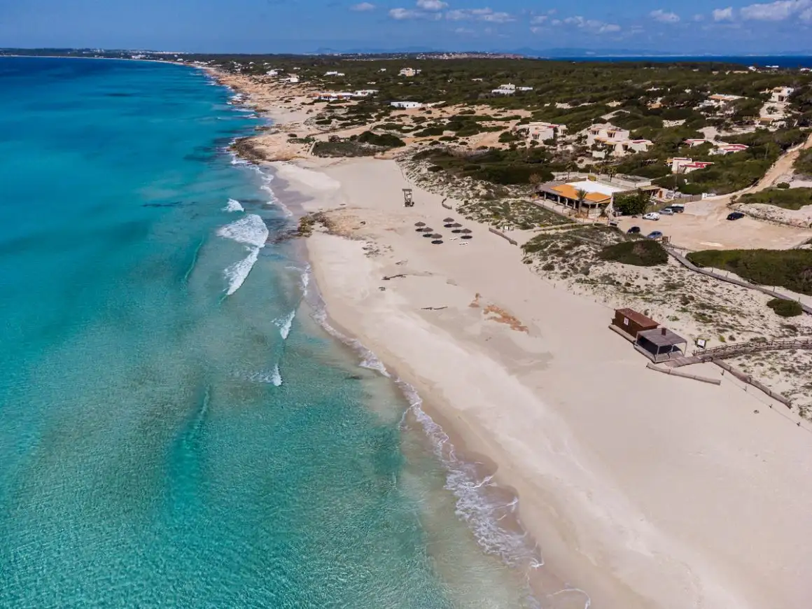 Une vue aérienne du littoral de Migjorn sur l'île de Formentera, en Espagne