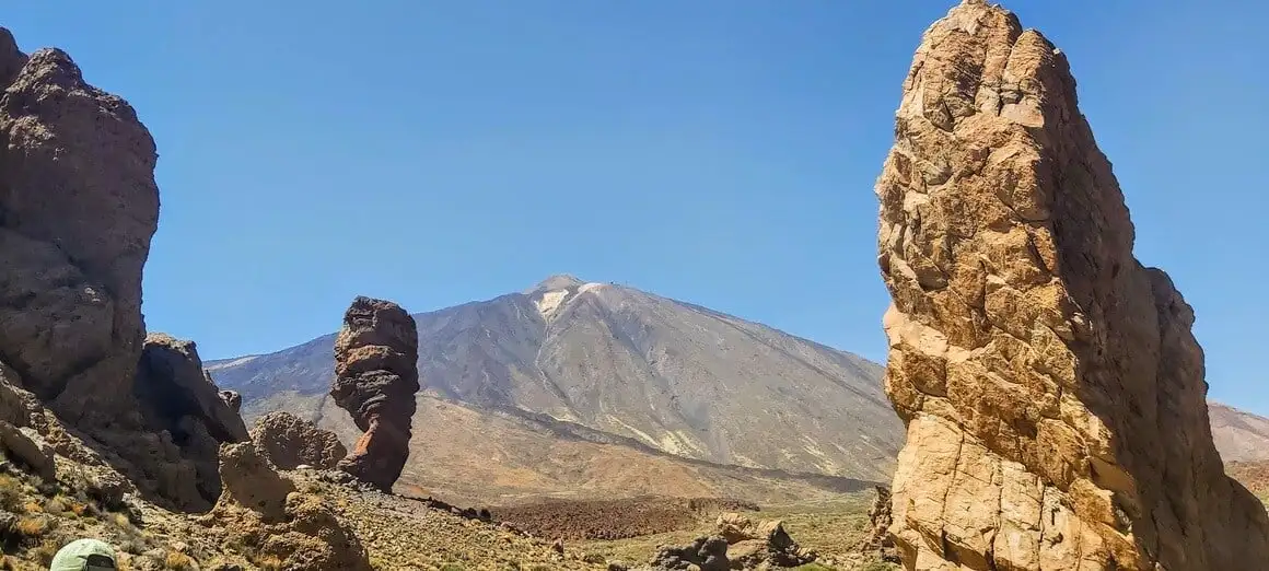 Los Roques de Garcia avec le volcan El Teide derrière par un après-midi ensoleillé.
