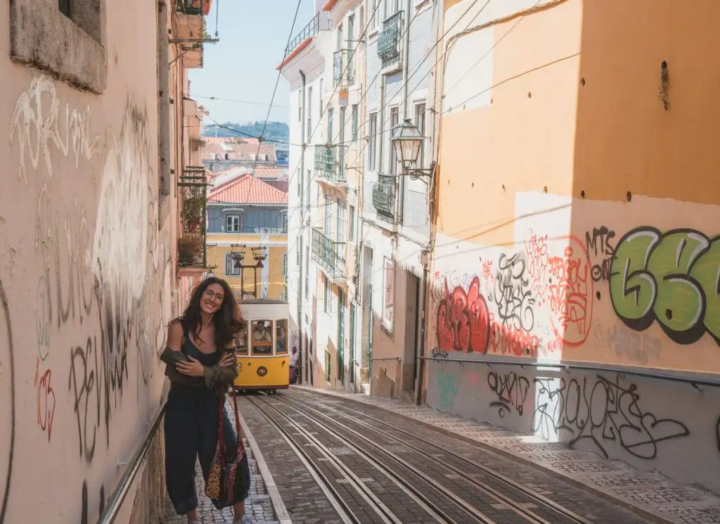 tramvaie galbene în Lisabona Portugalia
