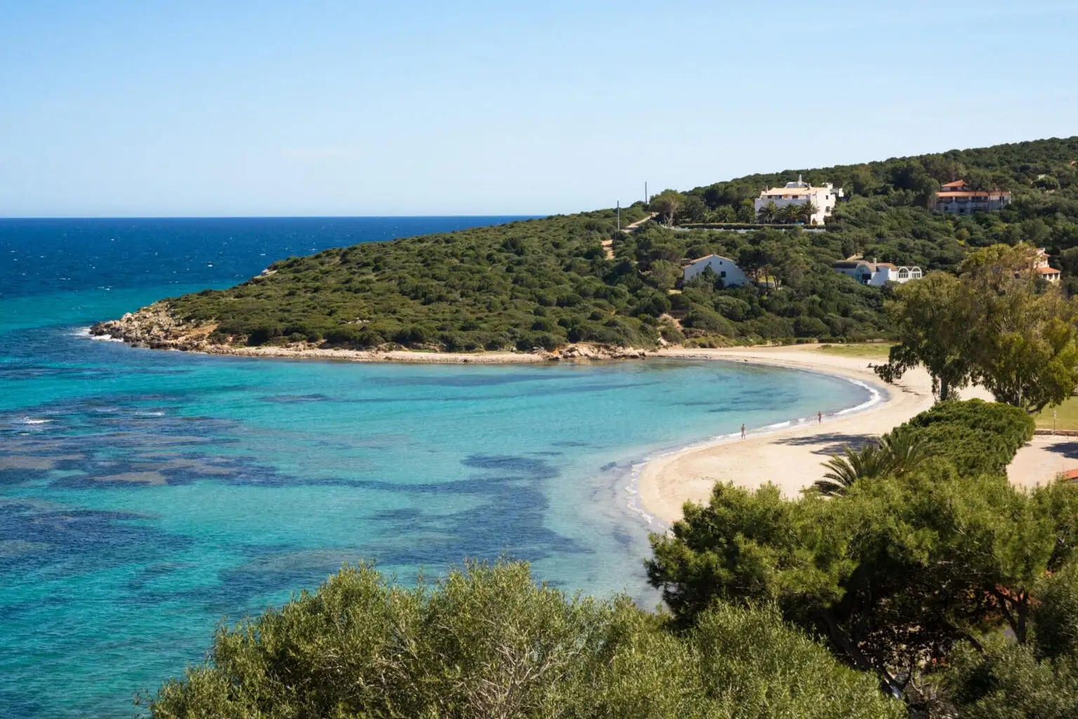praia de areia branca em Olbia, Sardenha