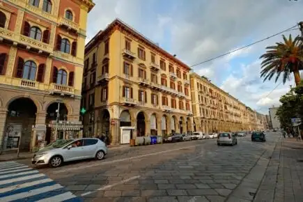 Colinas e águas azuis na Sardenha, Itália