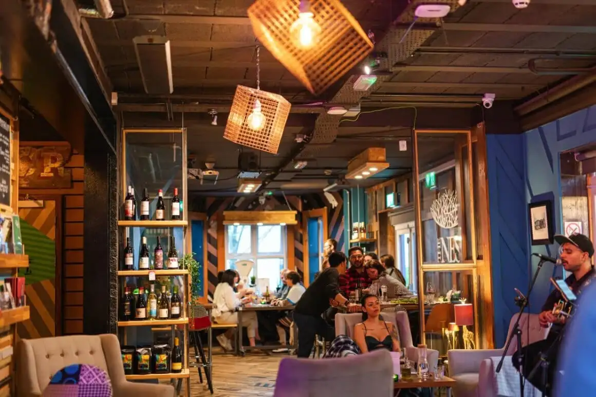 Spațiul comun vibrant din Nest Boutique Hostel.