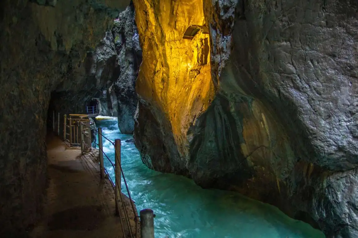 海德堡镇的风景及其横跨河流的建筑桥