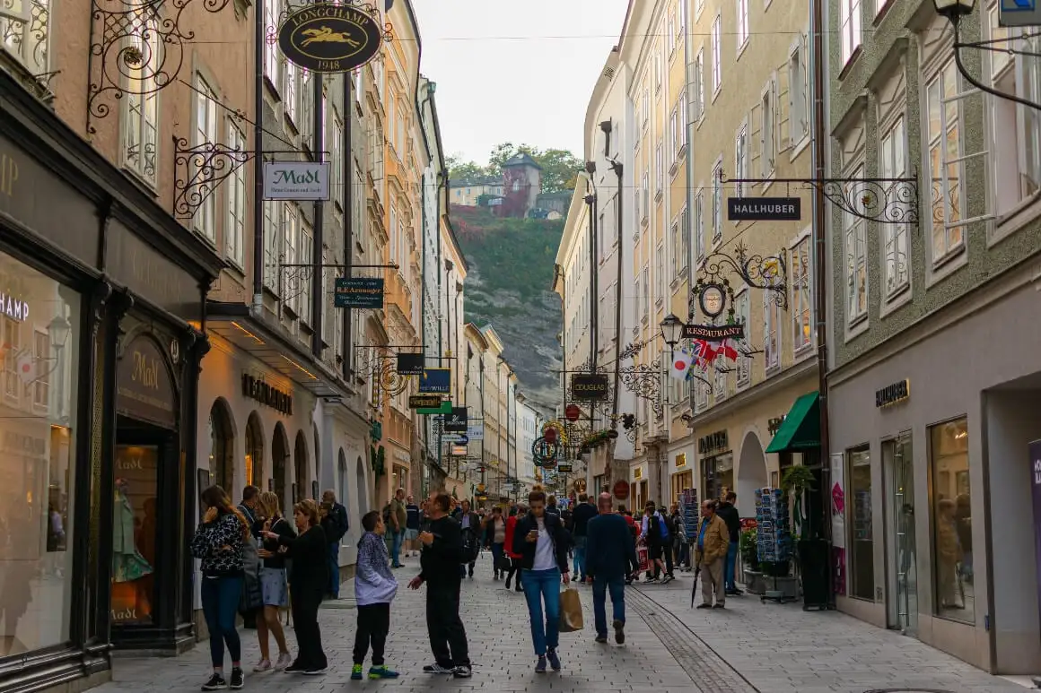 Une enseigne au néon d'un café de jazz à Salzbourg