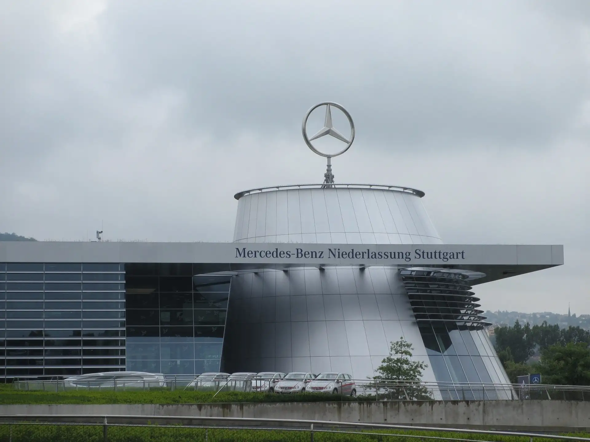 Faites un tour chez Mercedes Benz à Stuttgart.