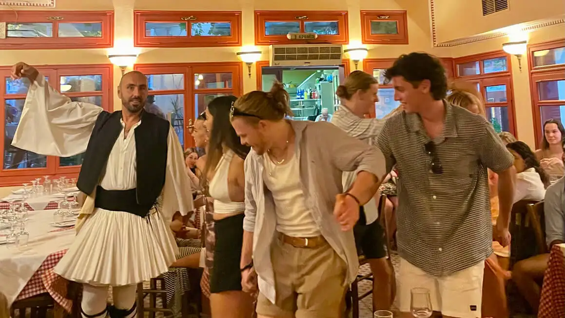 magkakaibigan na sumasayaw sa isang greek restaurant, athens, greece