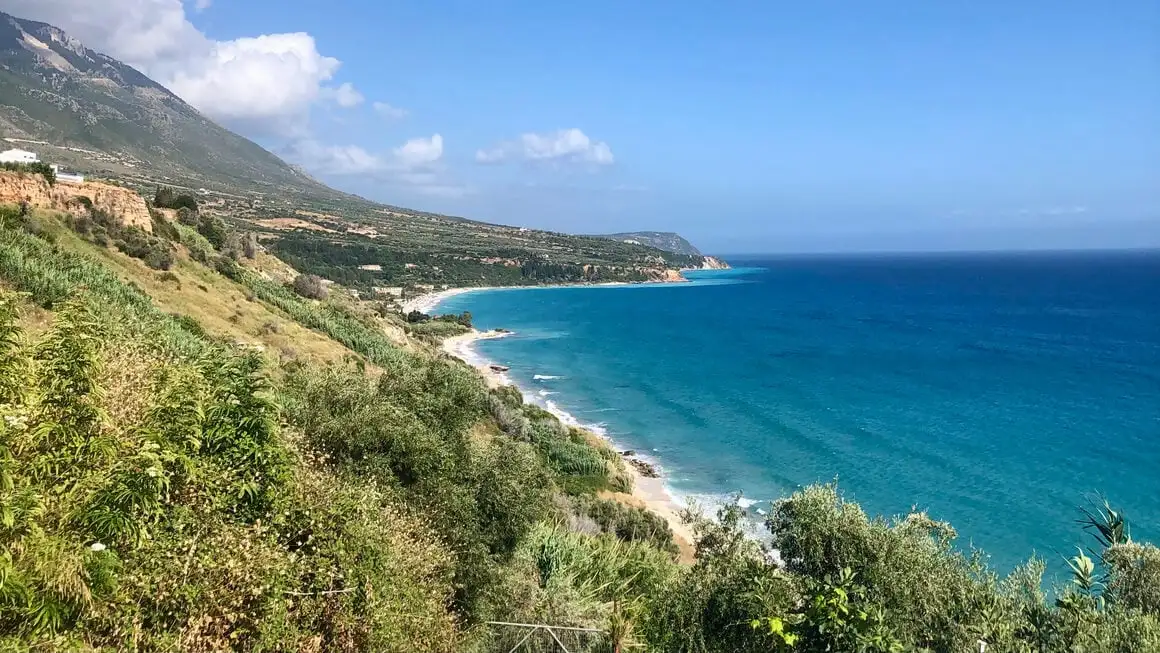 tanawin sa ibabaw ng mga bundok at dagat sa vlachata eikosimias sa kefalonia greece