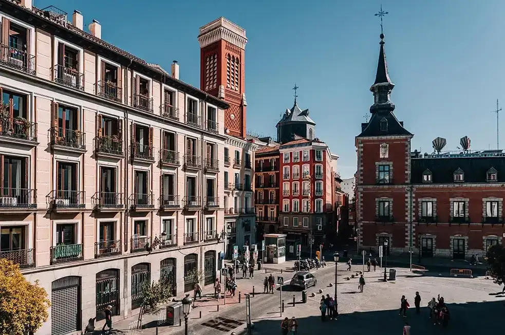 Madrid, İspanya'da eski bina ile yoğun bir meydan