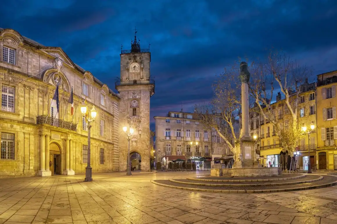 Klocktorn och fontän i Aix en Provence