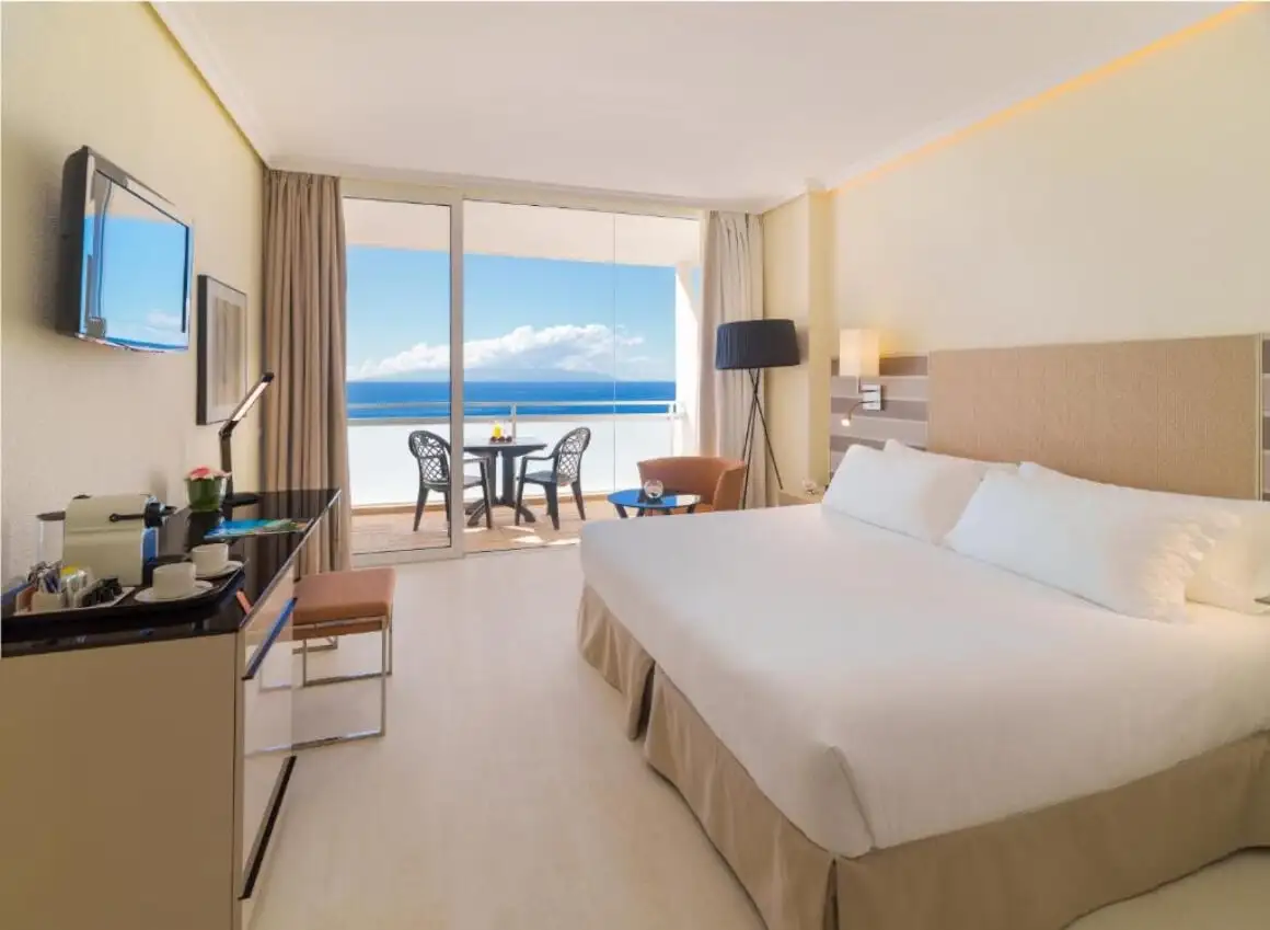 Chambre lumineuse dans H10 Gran Tinerfe avec balcon et vue sur l'océan