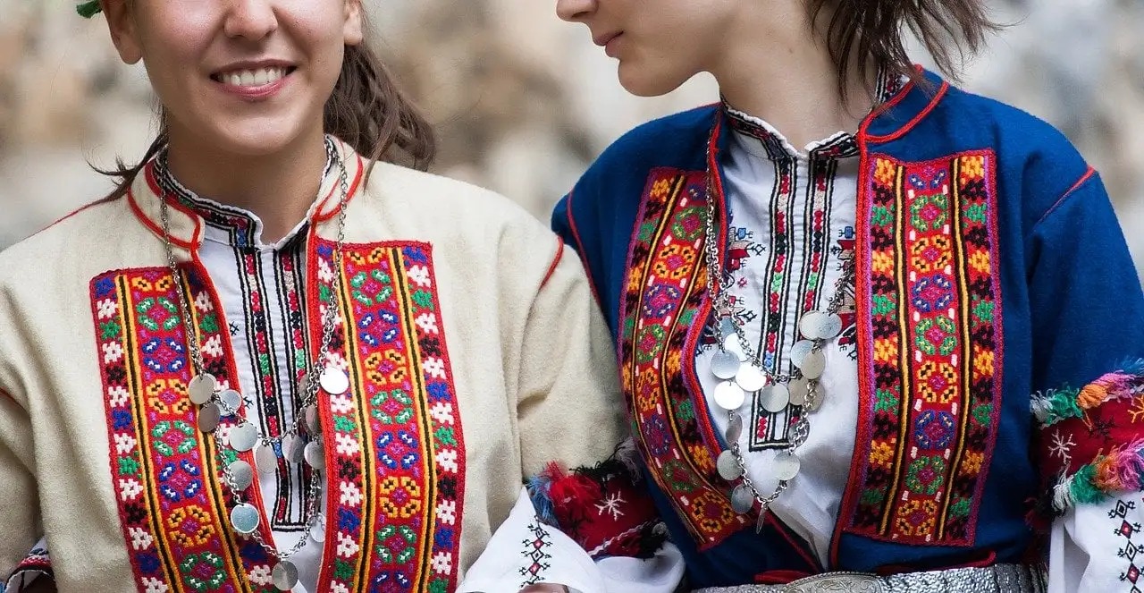 момичета в български народни носии