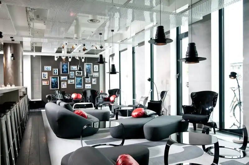 Intérieur raffiné dans la salle commune de Selina Berlin Mitte