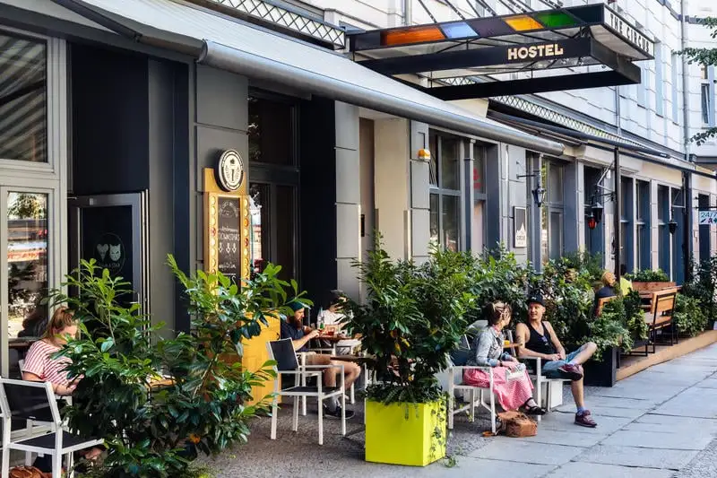 Asseyez-vous devant le Circus Hostel et détendez-vous