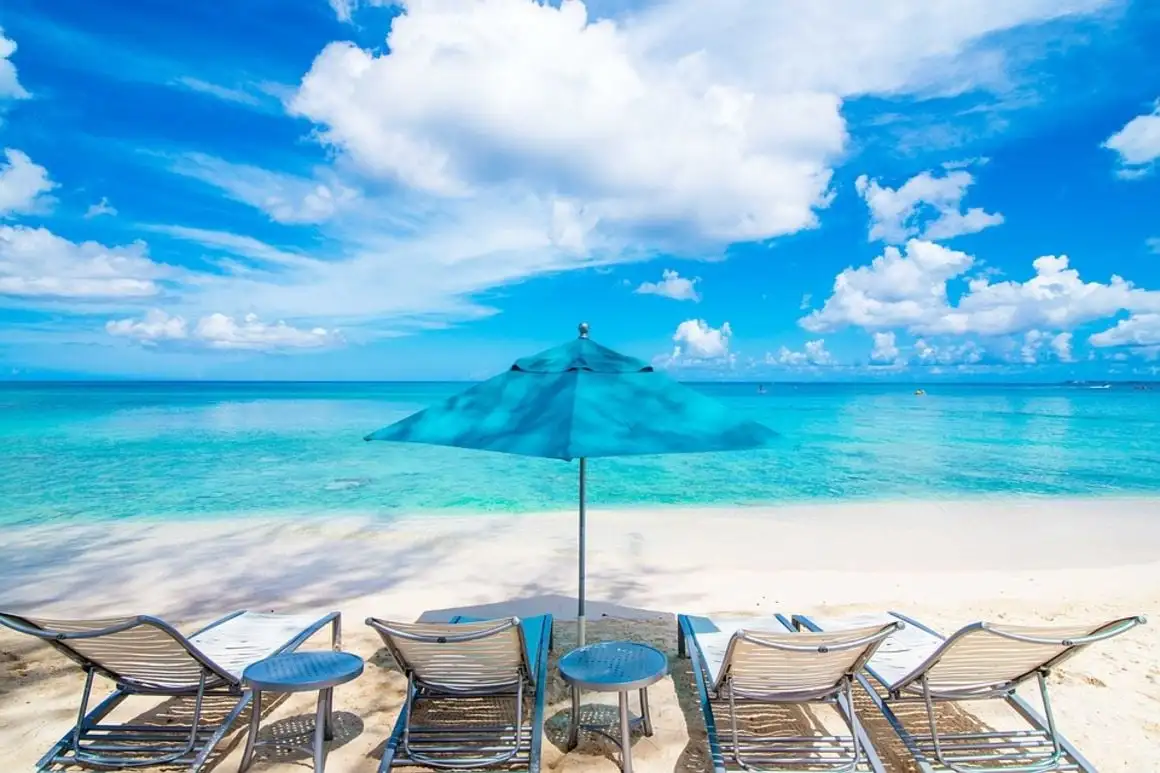 Castaway by the Sea, Cayman Island