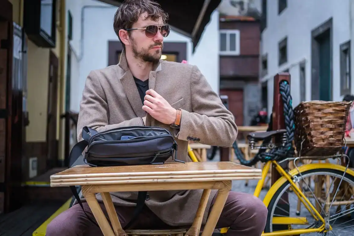 sac à bandoulière noir dans un café
