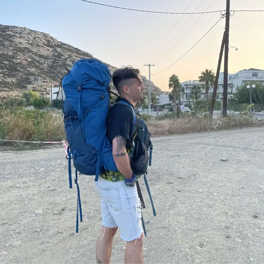 Un swagman avec un sac à dos durable