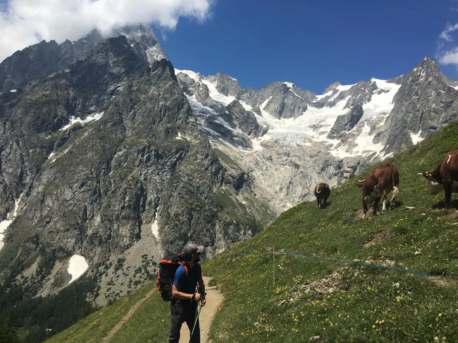 Une femme en randonnée avec un sac à dos de taille moyenne