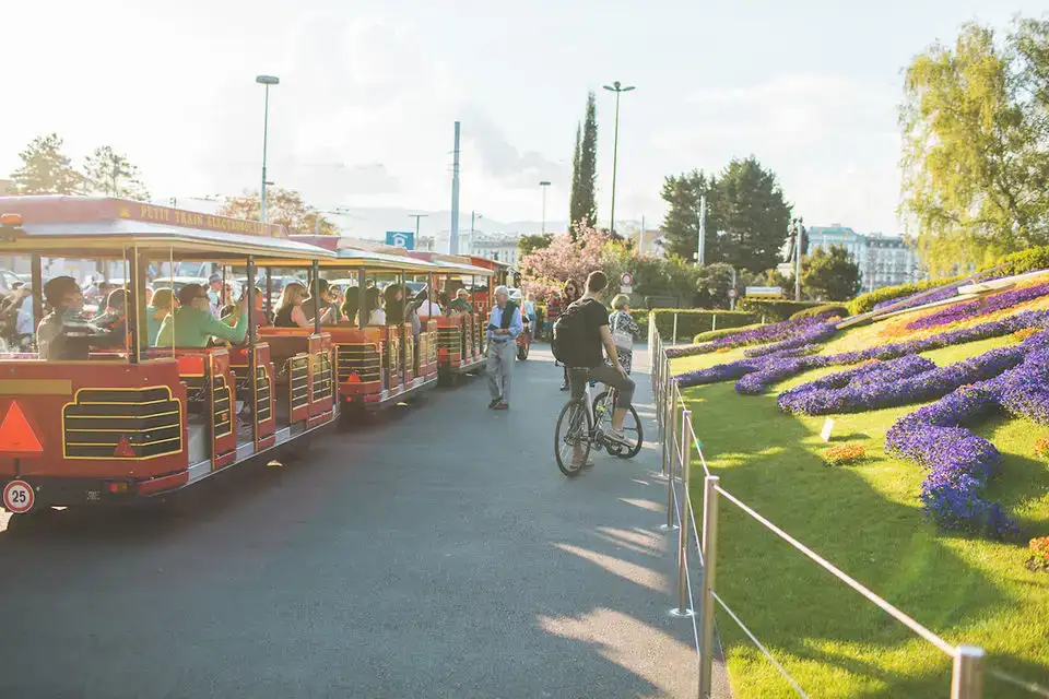 Prendre un train sur les rives du lac Léman