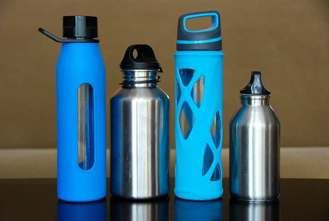 Une gamme de bouteilles d'eau de voyage parmi lesquelles choisir