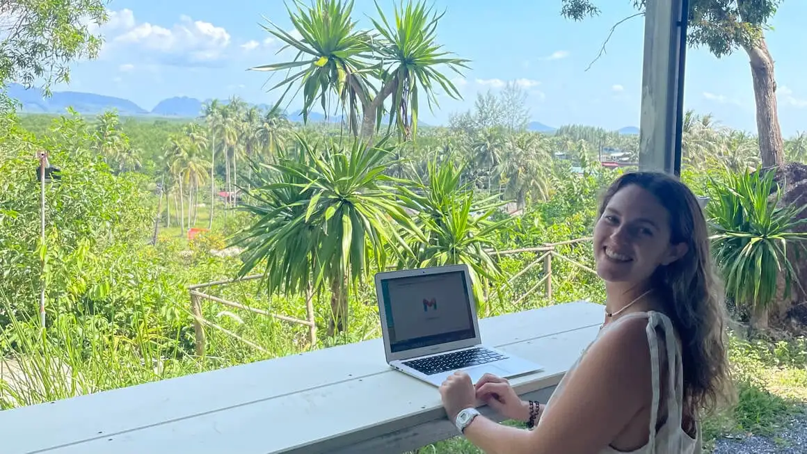 Danielle travaillant à distance depuis la jungle en Thaïlande