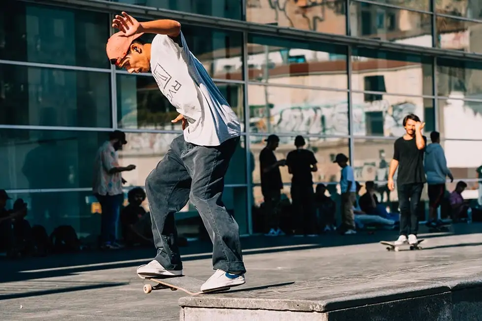 En skateboarder hos MACBA i Barcelona, Spanien