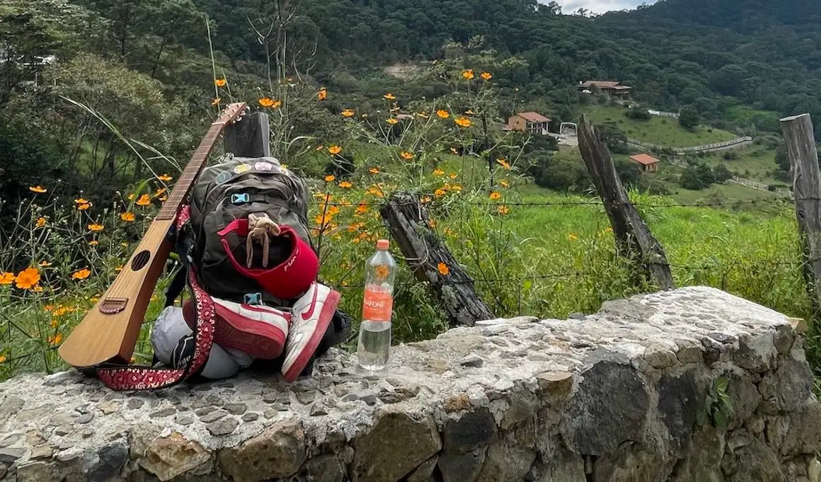 Kitara nojaa reppua vasten tien reunassa Nayaritin vuoristossa, Meksikossa.