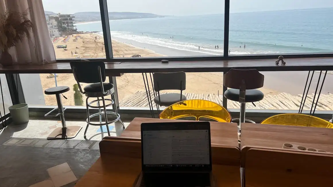 un ordinateur portable dans un espace de coworking avec vue sur l'océan au maroc