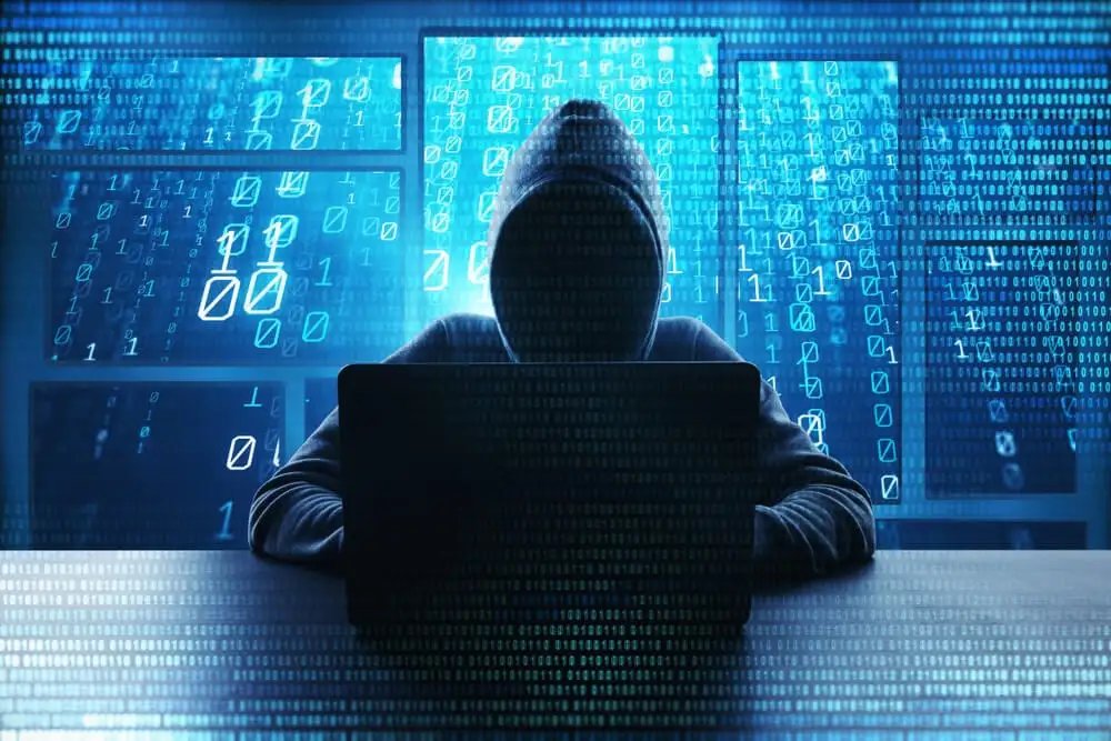 Pirate informatique recherchant sur Google