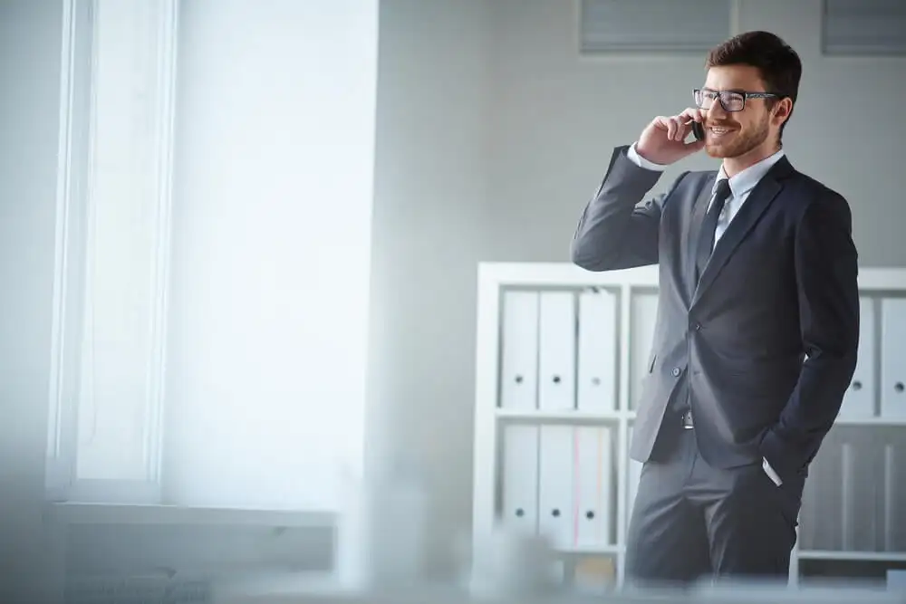 Homme d'affaires parlant au téléphone avec une itinérance internationale