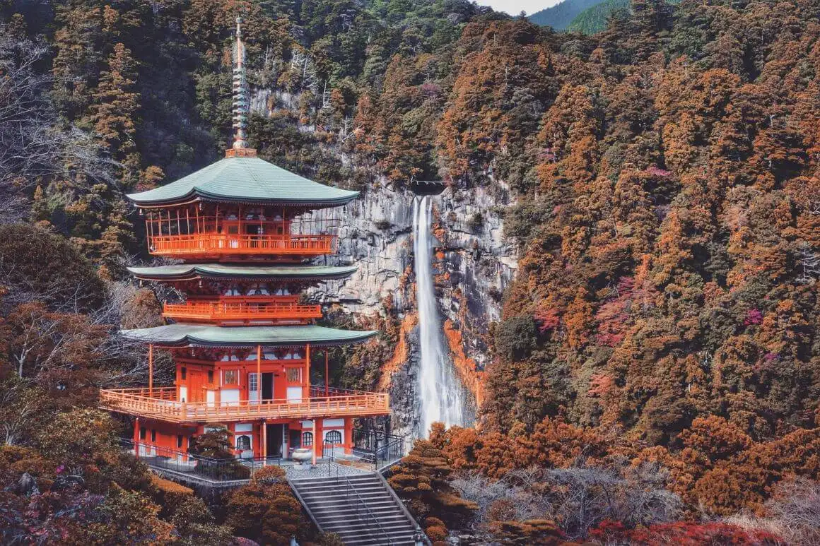 Kilátás a Nachi-vízesésről, Japán, lépcsőzetesen lefelé egy hegyoldalon