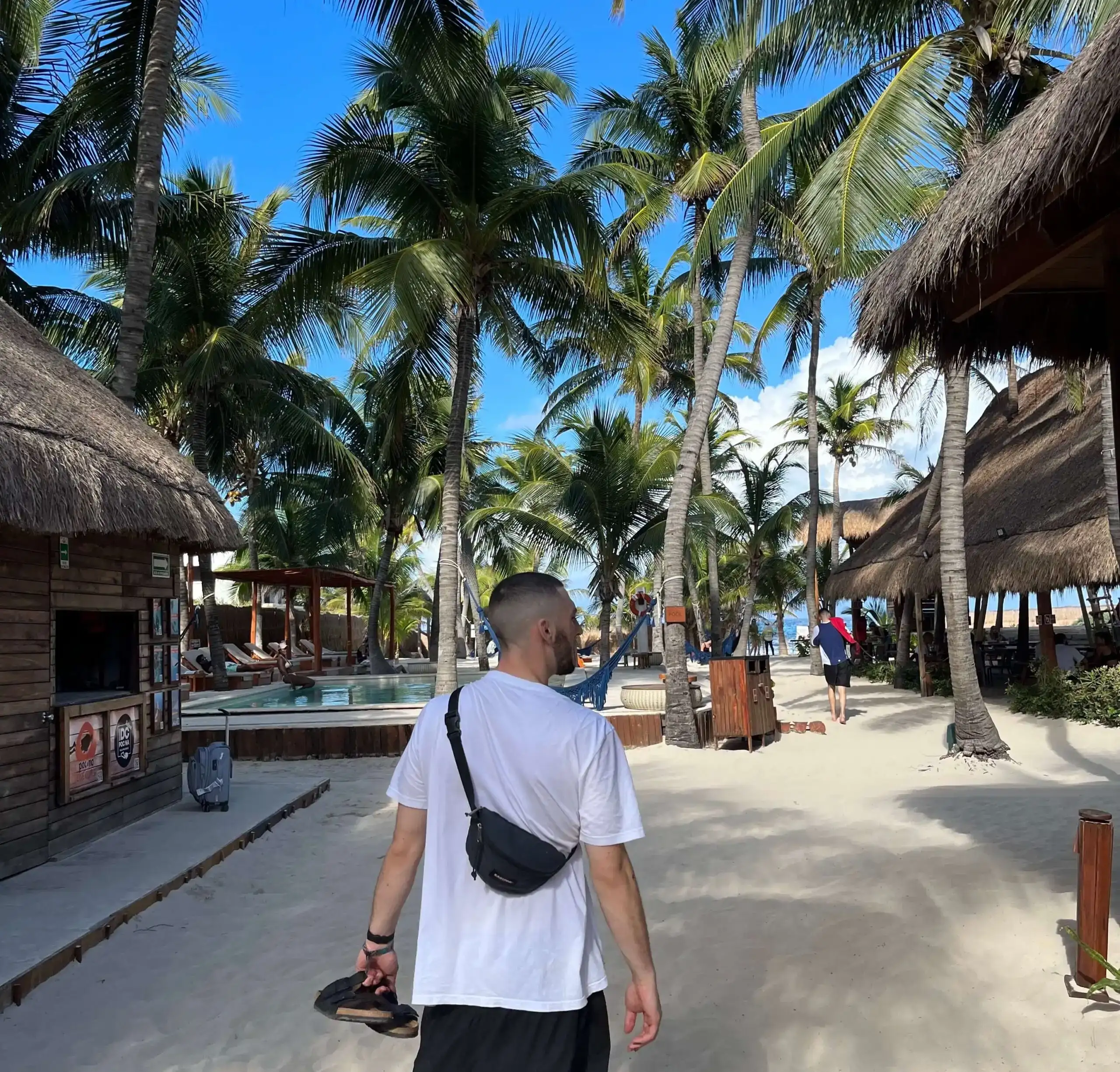 Joe se promène avec désinvolture à Isla Mujeres, au Mexique, avec un sac banane en bandoulière.