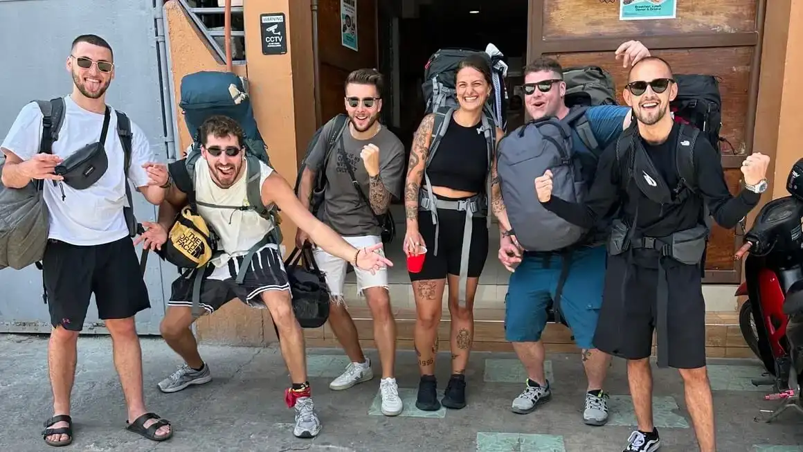 Un groupe de routards posant pour une photo devant l'auberge Nacho, Cebu, Philippines.