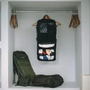 Sac à dos Shell By Tropicfeel avec sac d'organisation ouvert à l'intérieur de l'armoire