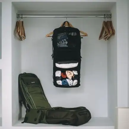 Sac à dos Shell By Tropicfeel avec sac d'organisation ouvert à l'intérieur de l'armoire