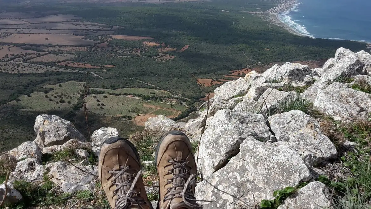 Une paire de chaussures que quelqu'un a emballées pour son roadtrip