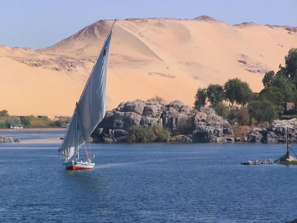 Samostatný turista na ťavách v bezpečí v Egypte