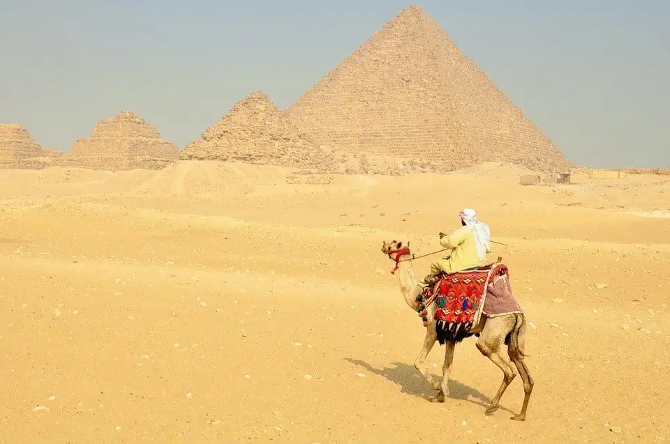 Žena cestujúca bezpečne v Egypte