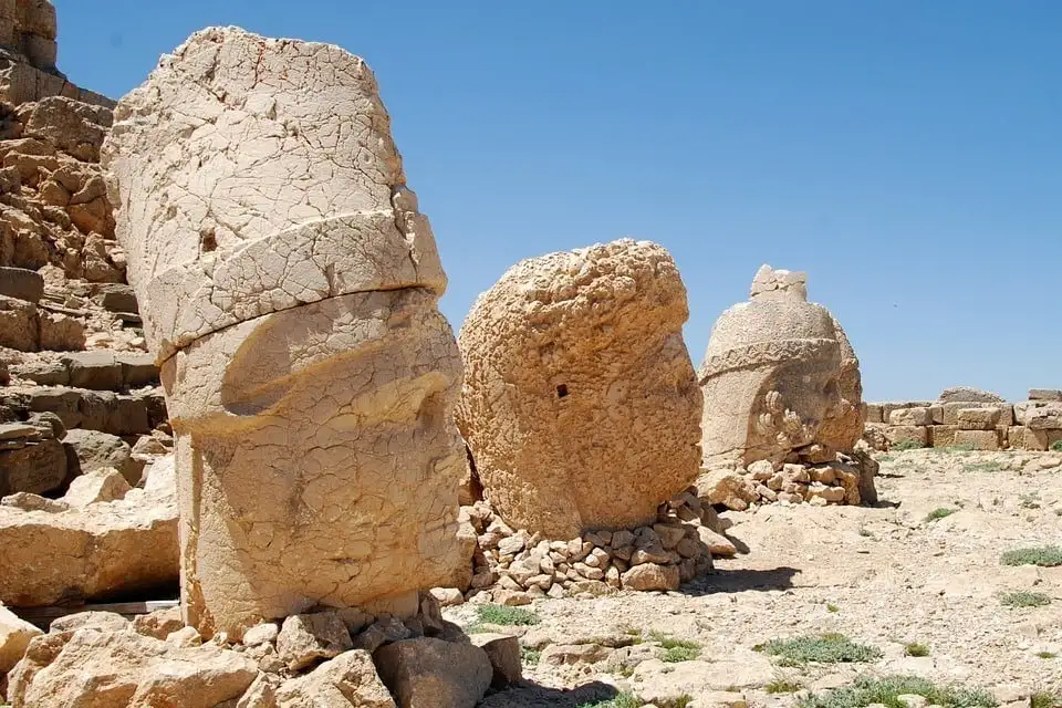 Les têtes coupées de Nemrut.