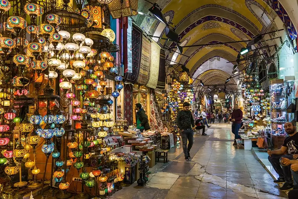 Un vendeur de rue vendant du maïs grillé/aliments de rue à Istanbul, Turquie