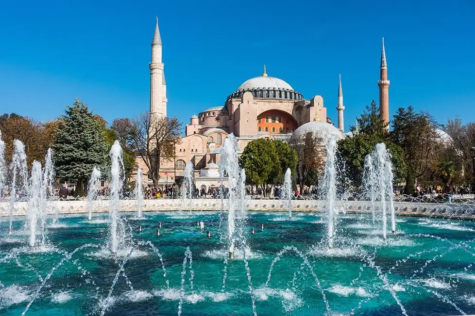La mosquée Sainte-Sophie à Istanbul, en Turquie, avec des fontaines devant.